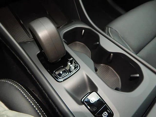 2026 Volvo XC40 Core, B5 AWD Gas (mild hybrid), Dark
