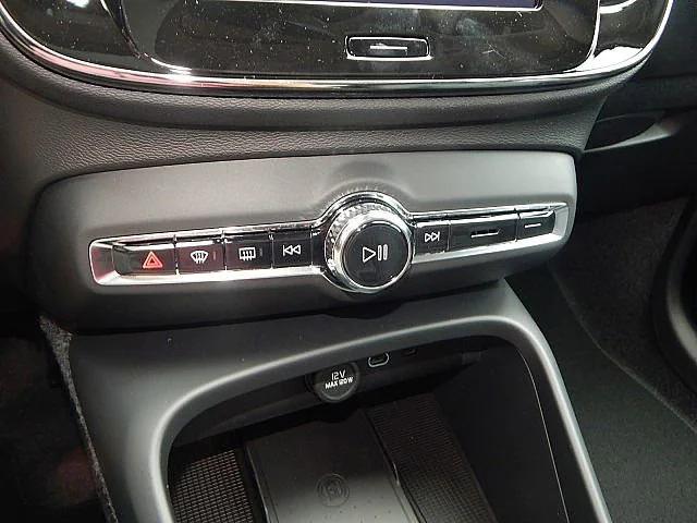 2026 Volvo XC40 Core, B5 AWD Gas (mild hybrid), Dark