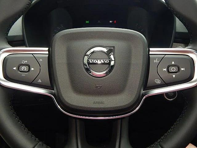 2026 Volvo XC40 Core, B5 AWD Gas (mild hybrid), Dark