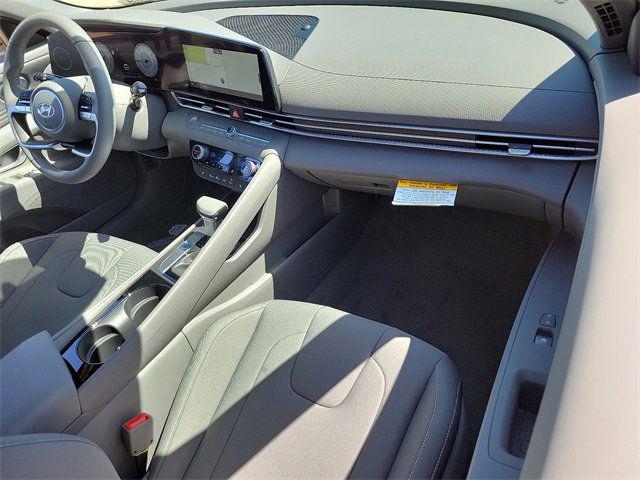 2025 Hyundai Elantra SEL - Photo 16