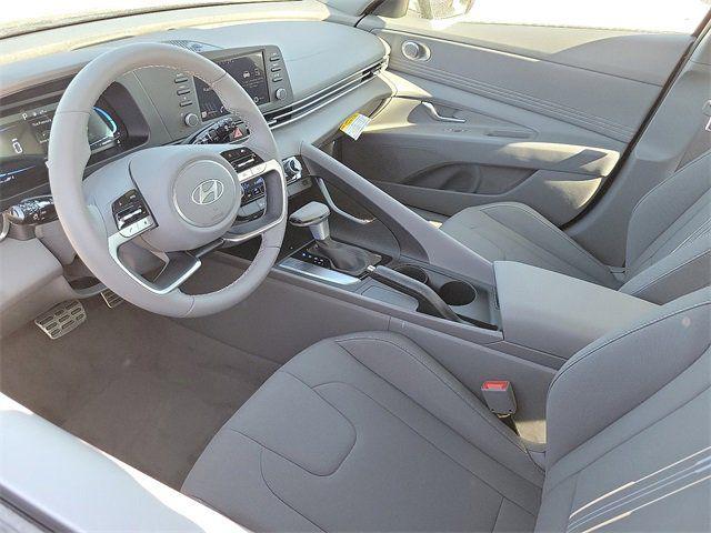 2025 Hyundai Elantra SEL - Photo 6
