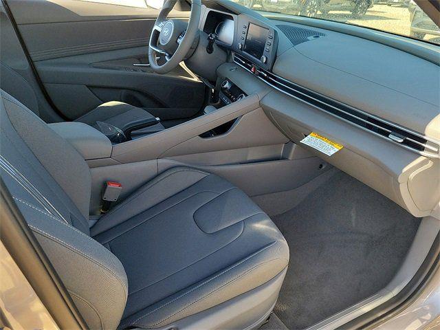 2025 Hyundai Elantra SEL - Photo 16