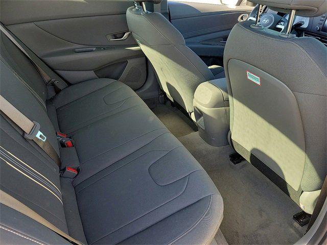 2025 Hyundai Elantra SEL - Photo 18