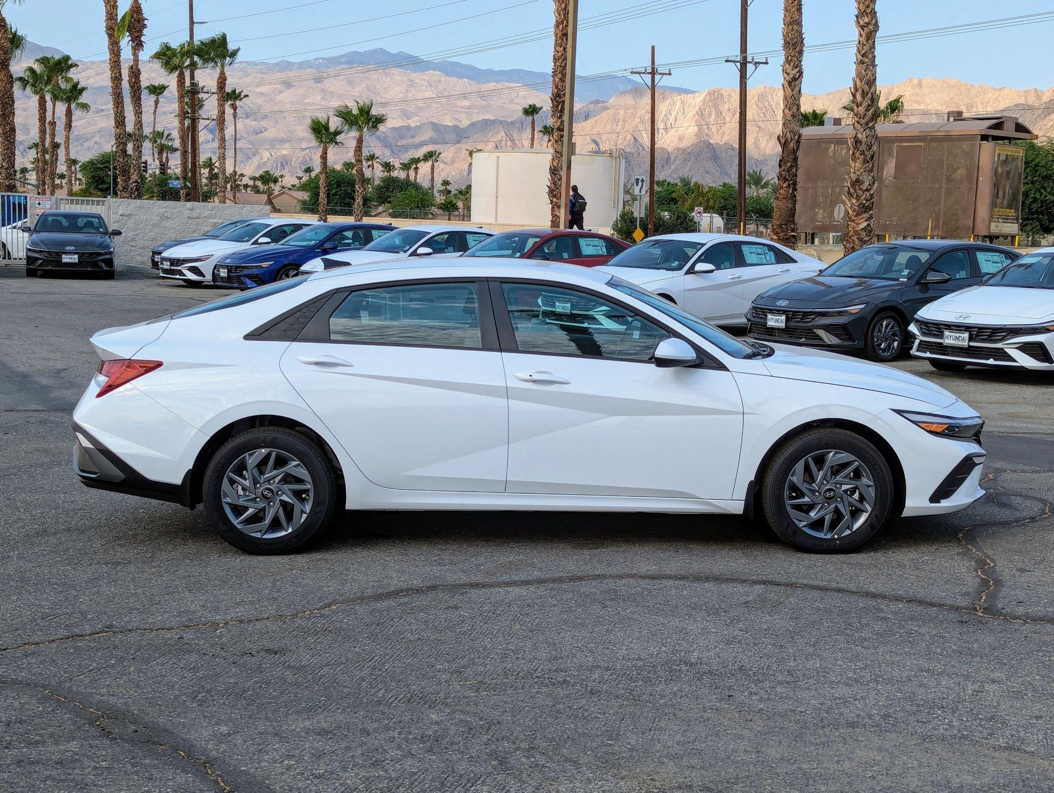 2025 Hyundai Elantra SEL - Photo 6