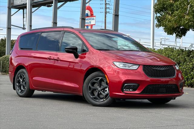 2026 Chrysler Pacifica Plug-In Hybrid PACIFICA PLUG-IN HYBRID SELECT PREMIUM 2026 Chrysler Pacifica Plug-In Hybrid PACIFICA PLUG-IN HYBRID SELECT PREMIUM