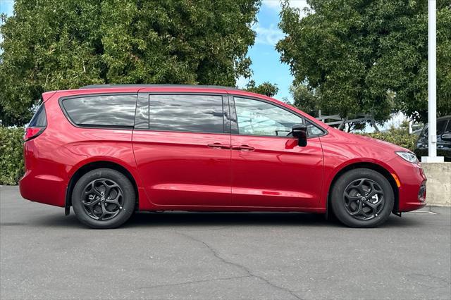 2026 Chrysler Pacifica Plug-In Hybrid PACIFICA PLUG-IN HYBRID SELECT PREMIUM 2026 Chrysler Pacifica Plug-In Hybrid PACIFICA PLUG-IN HYBRID SELECT PREMIUM
