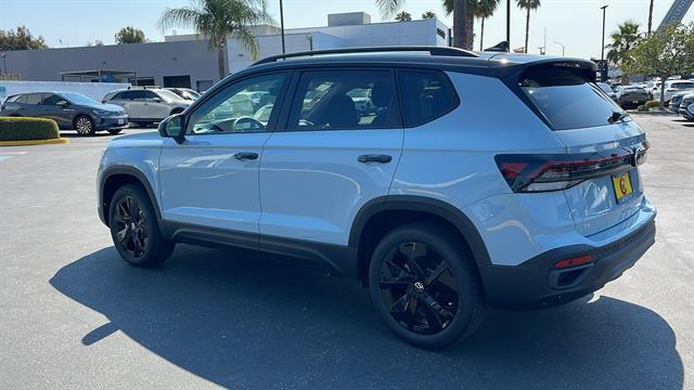 2025 Volkswagen Taos 1.5T SE Black