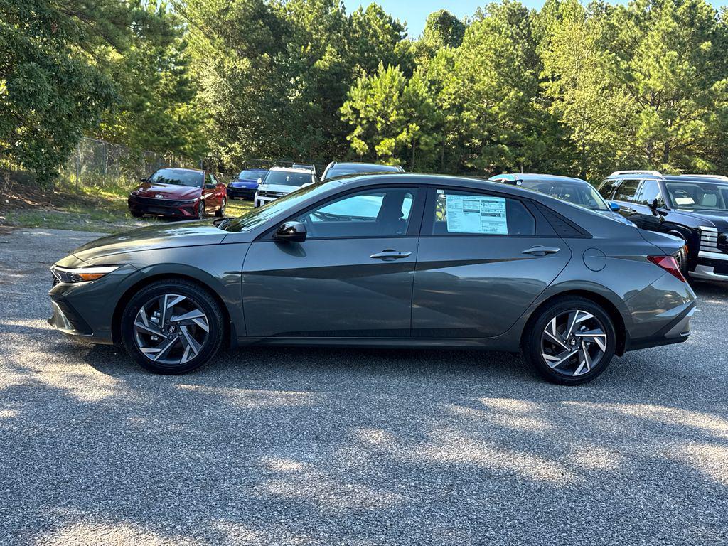 2025 Hyundai Elantra SEL Sport photo 2