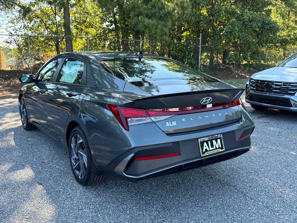 2025 Hyundai Elantra SEL Sport photo 3