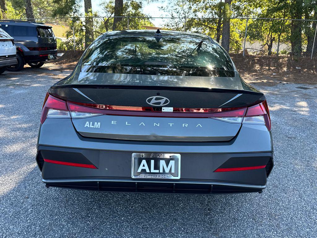 2025 Hyundai Elantra SEL Sport photo 4