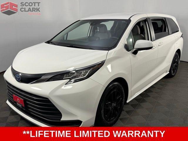 2022 Toyota Sienna LE