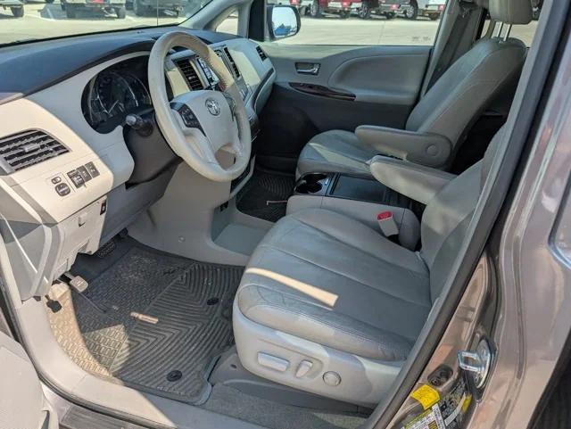 2013 Toyota Sienna XLE V6 8 Passenger