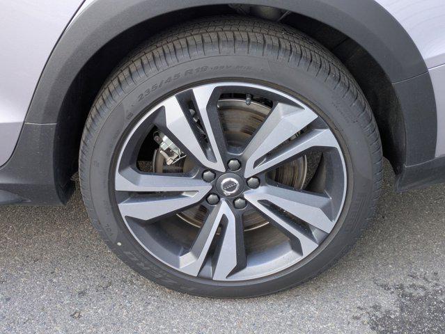 2026 Volvo V60 Cross Country Plus, B5 AWD Gas (mild hybrid)