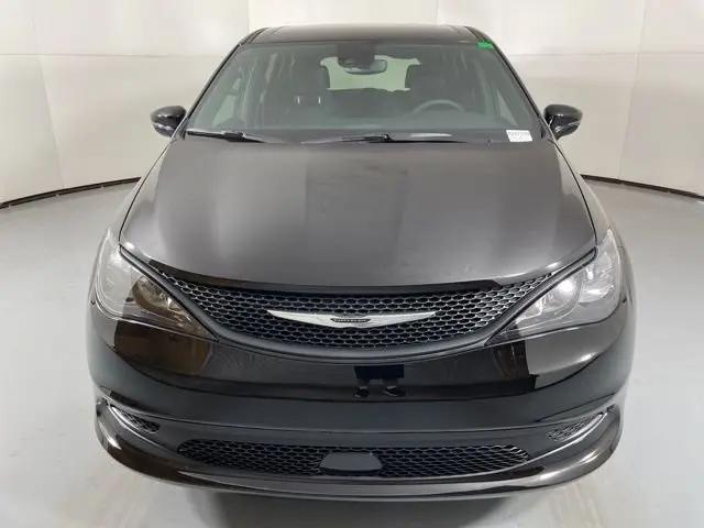2025 Chrysler Voyager LX