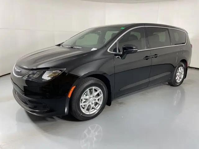 2025 Chrysler Voyager LX