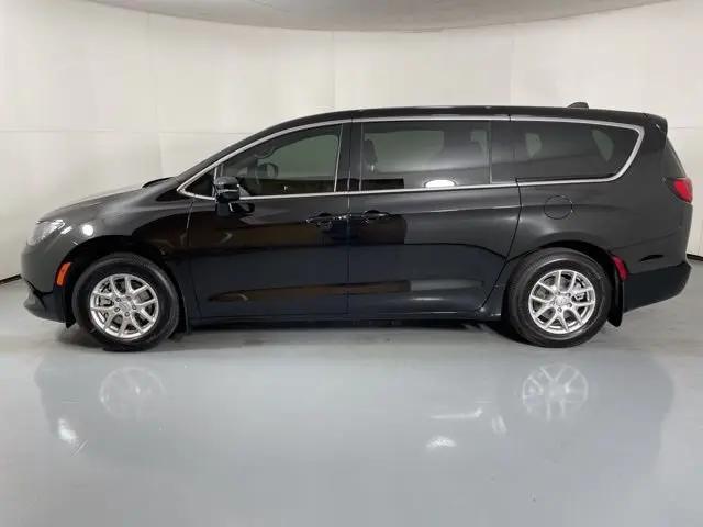 2025 Chrysler Voyager LX