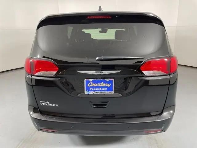 2025 Chrysler Voyager LX