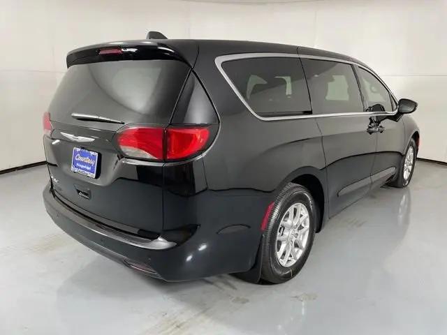 2025 Chrysler Voyager LX