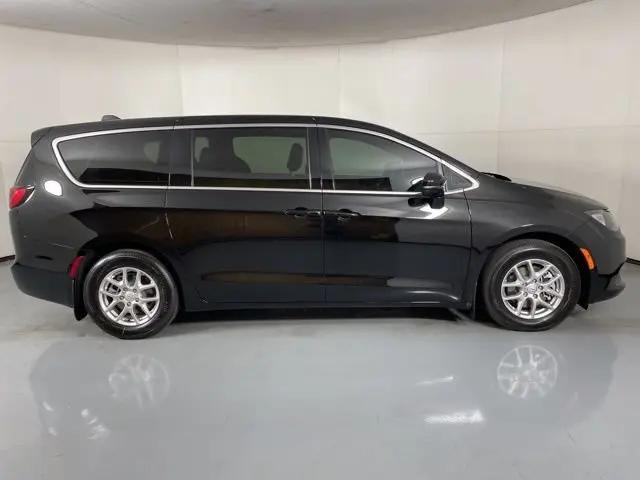 2025 Chrysler Voyager LX