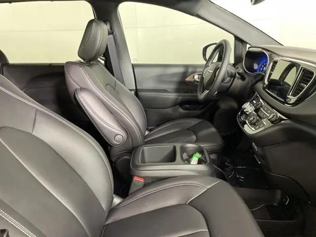 2025 Chrysler Voyager LX