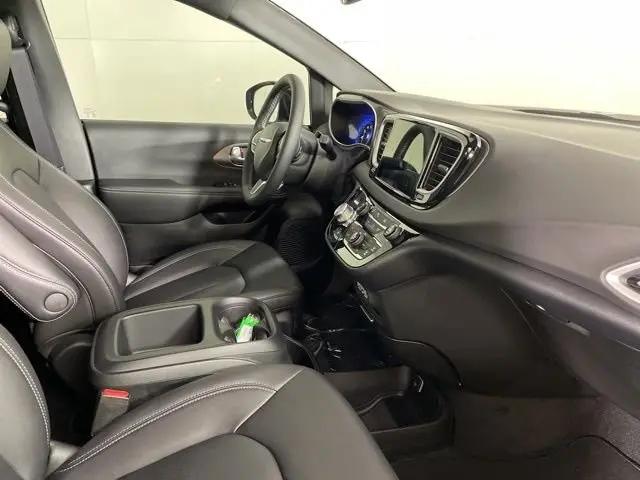 2025 Chrysler Voyager LX