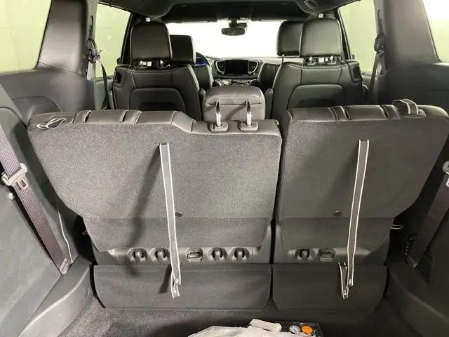 2025 Chrysler Voyager LX