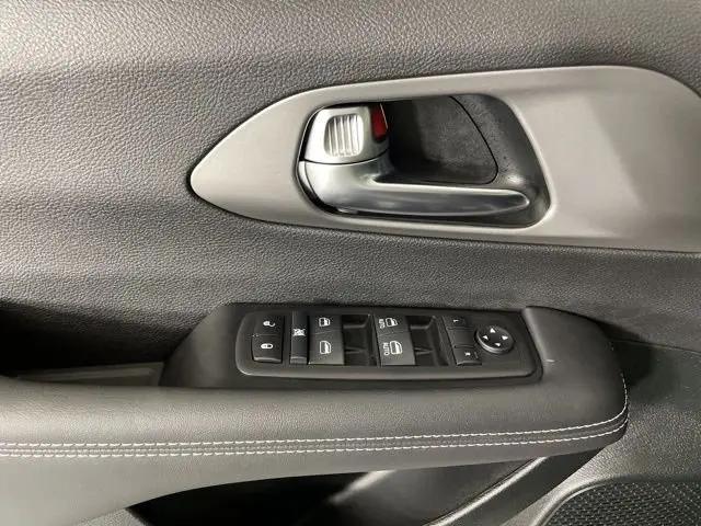2025 Chrysler Voyager LX