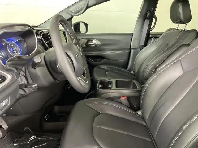 2025 Chrysler Voyager LX