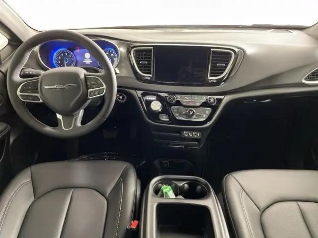 2025 Chrysler Voyager LX