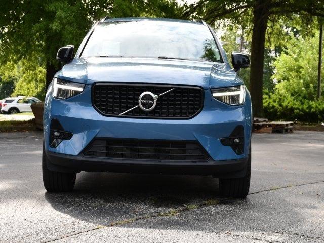 2023 Volvo XC40 B5 Plus Dark Theme