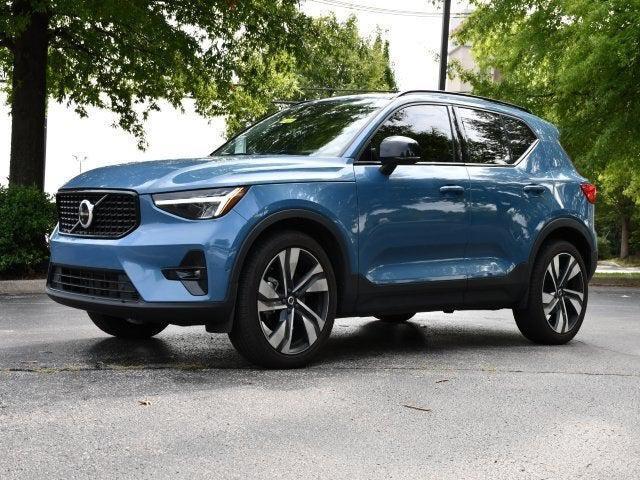 2023 Volvo XC40 B5 Plus Dark Theme