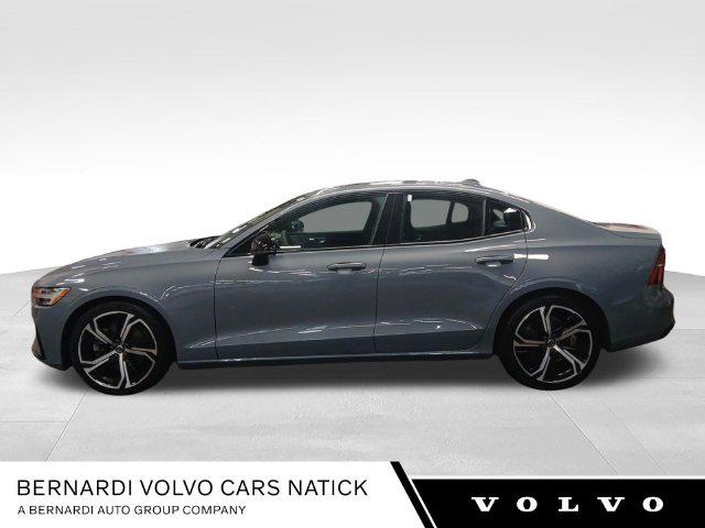 2023 Volvo S60 B5 Plus Dark Theme