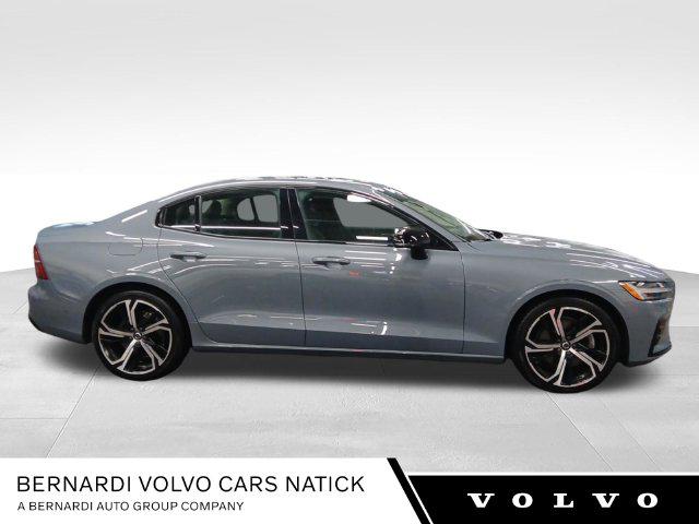 2023 Volvo S60 B5 Plus Dark Theme