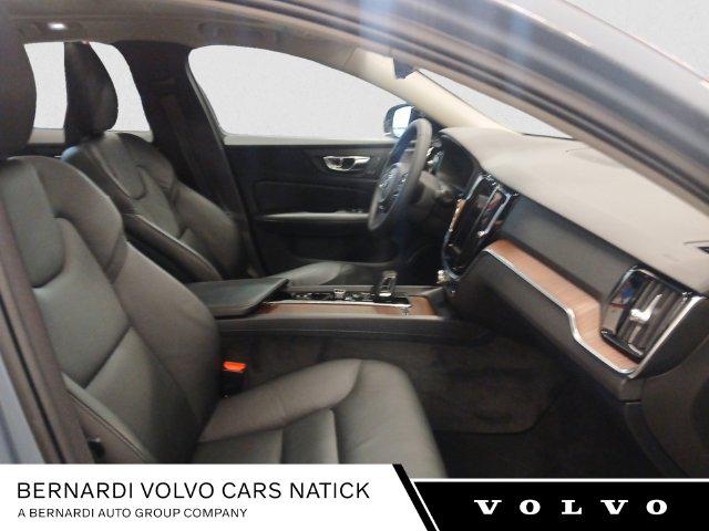 2023 Volvo S60 B5 Plus Dark Theme