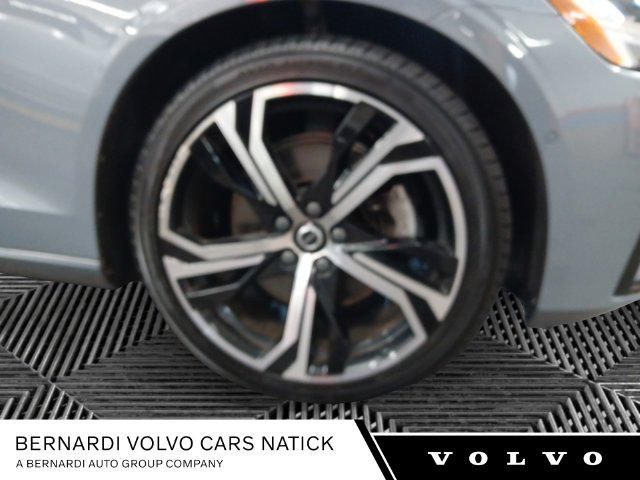 2023 Volvo S60 B5 Plus Dark Theme