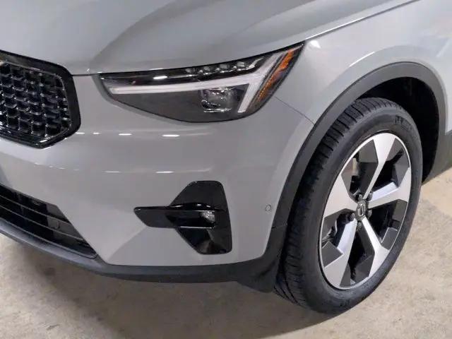 2026 Volvo XC40 Plus, B5 AWD Gas (mild hybrid), Dark