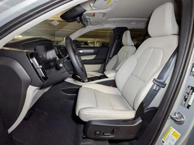 2026 Volvo XC40 Plus, B5 AWD Gas (mild hybrid), Dark