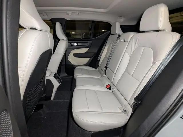 2026 Volvo XC40 Plus, B5 AWD Gas (mild hybrid), Dark