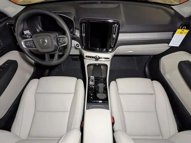 2026 Volvo XC40 Plus, B5 AWD Gas (mild hybrid), Dark