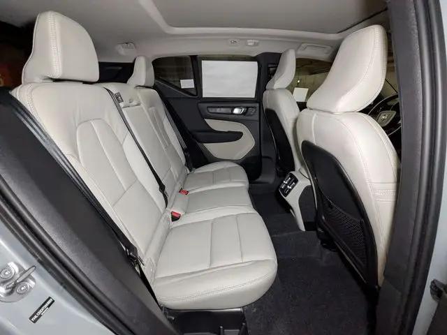 2026 Volvo XC40 Plus, B5 AWD Gas (mild hybrid), Dark