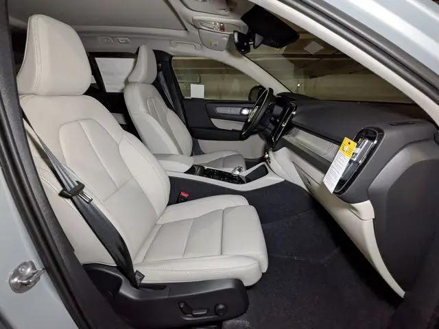 2026 Volvo XC40 Plus, B5 AWD Gas (mild hybrid), Dark