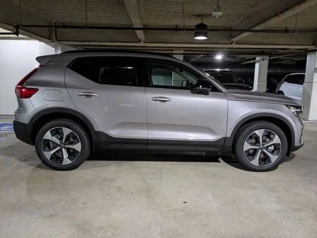 2026 Volvo XC40 Core, B5 AWD Gas (mild hybrid), Dark