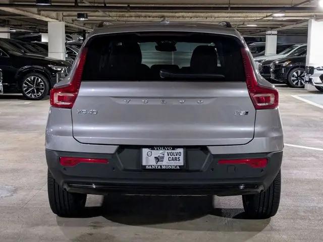 2026 Volvo XC40 Core, B5 AWD Gas (mild hybrid), Dark