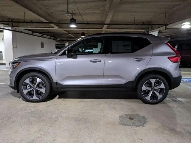 2026 Volvo XC40 Core, B5 AWD Gas (mild hybrid), Dark