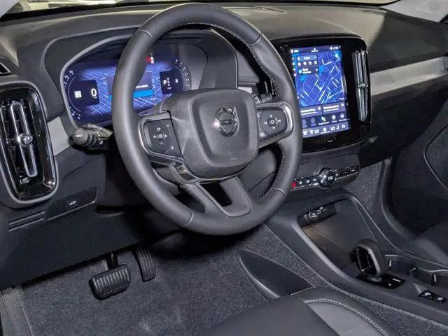 2026 Volvo XC40 Core, B5 AWD Gas (mild hybrid), Dark