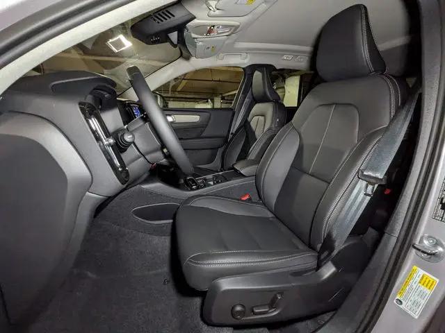 2026 Volvo XC40 Core, B5 AWD Gas (mild hybrid), Dark