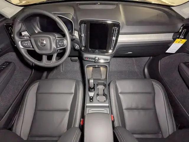 2026 Volvo XC40 Core, B5 AWD Gas (mild hybrid), Dark