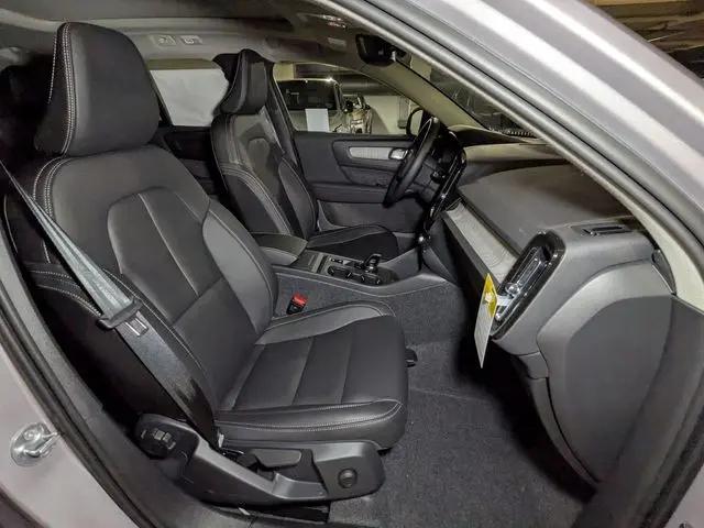 2026 Volvo XC40 Core, B5 AWD Gas (mild hybrid), Dark