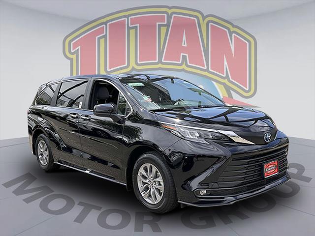 2025 Toyota Sienna XLE [2]