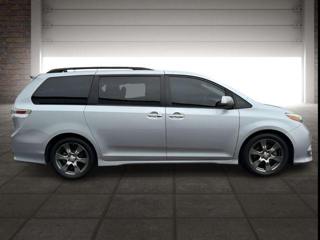 2017 Toyota Sienna SE 8 Passenger